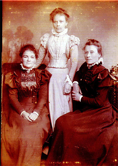 Left: Alice (nee Lucas) Bagg, Right: Mary (nee Bagg) Lovelace. We are not sure who the middle lady is but she does look rather like Emily (nee Bagg) Lake. Please refer to 'The Family History of John and Hannah Bagg.