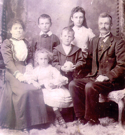 Charles and Alice Bagg with their children: Mabel; Charles; Harry and Edith.