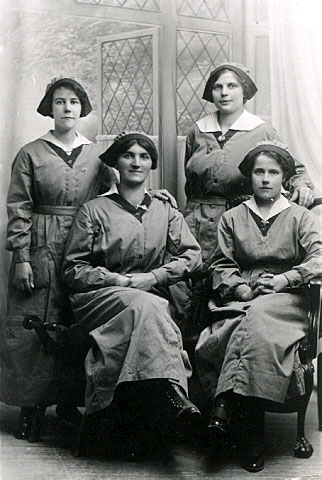 Alice Maud Trent with work colleagues 1915